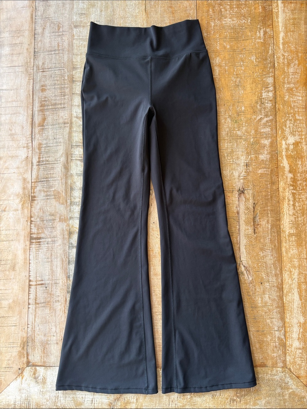Vuori Women’s Black Flare Leggings size M - Picture 2 of 8